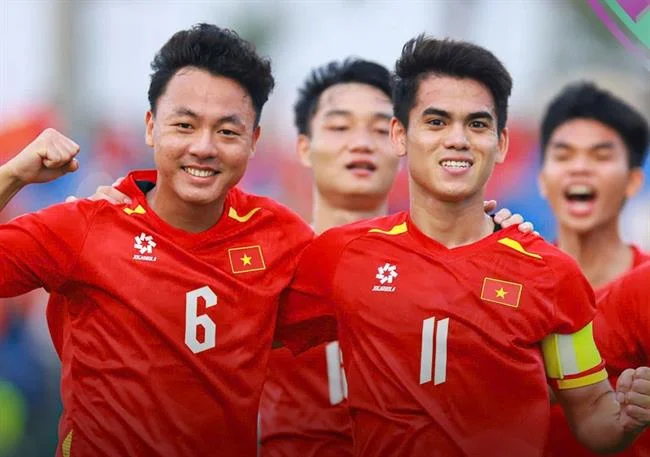 Tay vợt chuyên nghiệp đang giao bóng trên sân quần vợt, đại diện cho cá cược quần vợt tại VB88.
